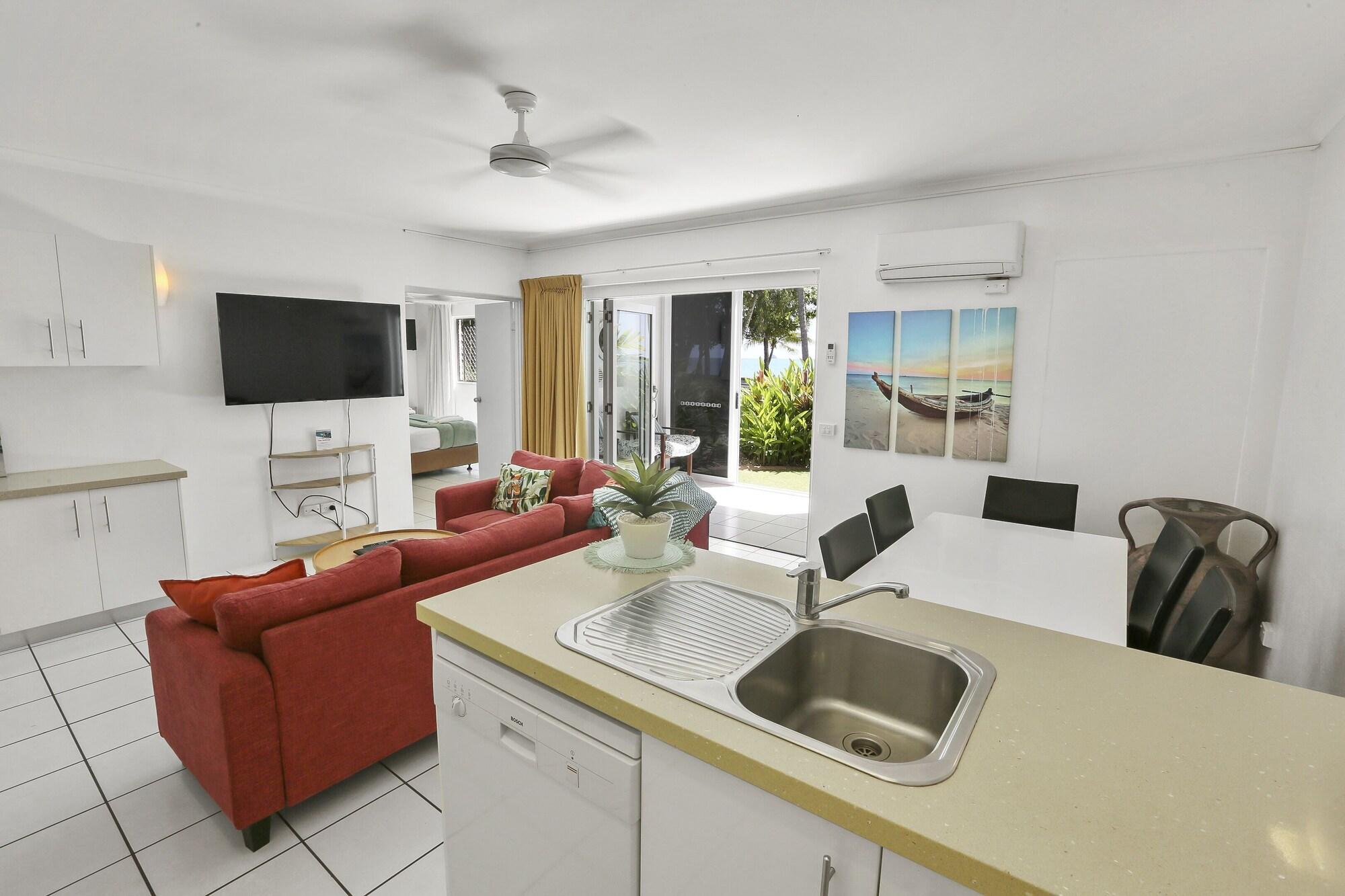 Agincourt Beachfront Apartments Clifton Beach Esterno foto